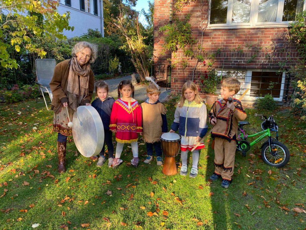 Musikgarten im herbstlichen Garten